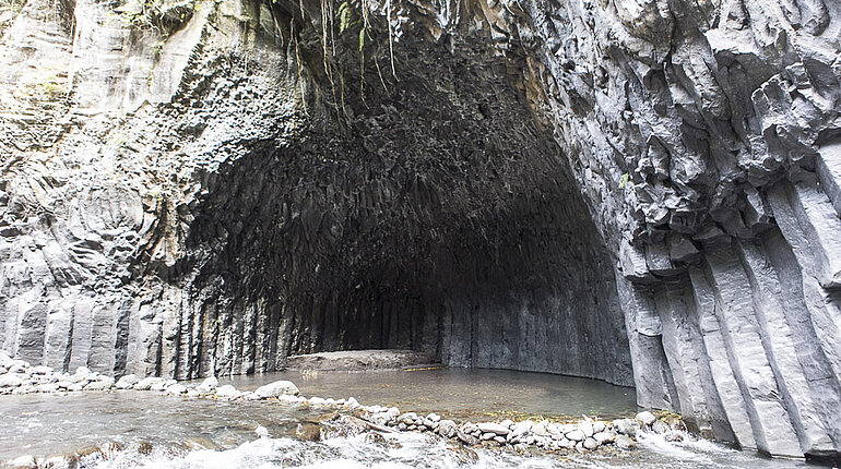 Basalthöhle im Bras de la Plaine