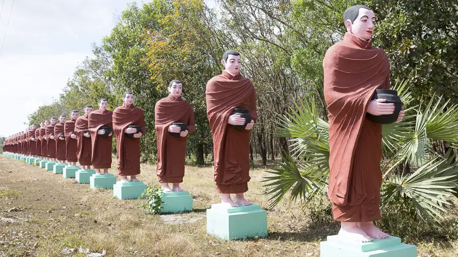 500 Buddha-Schüler auf dem Weg zum Win Sein Taw Ya