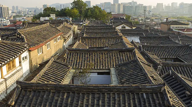 Blick über die Dächer von Bukchon Hanok