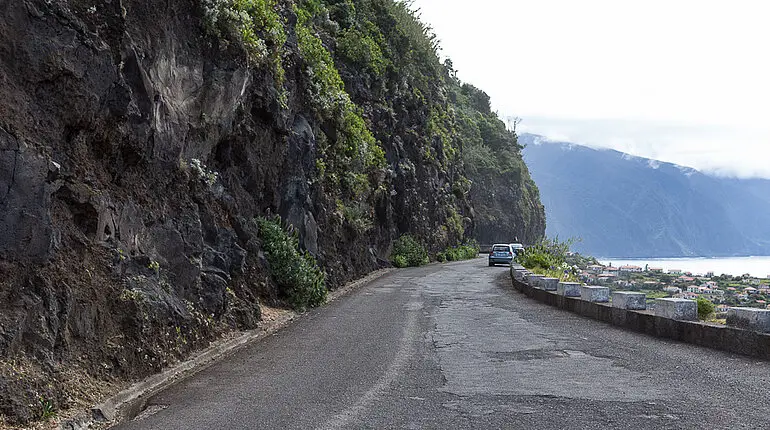 eine der letzten engen Küstenstraßen auf Madeira