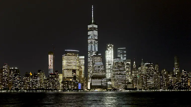 Skyline von Manhattan bei Nacht von Jersey City aus