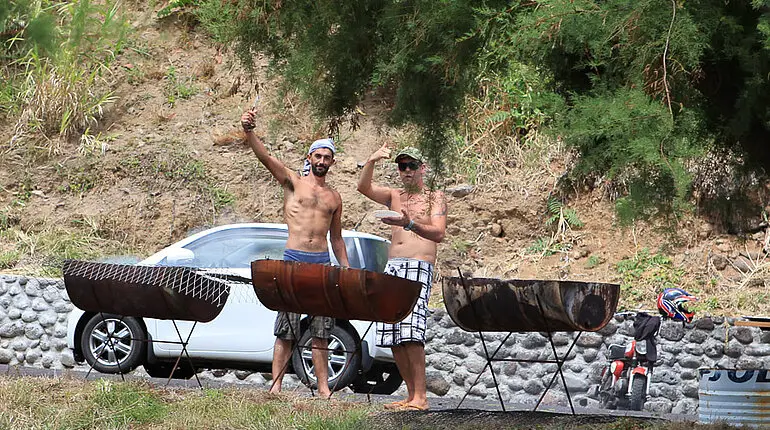 zwei Grillmeister beim Campingplatz Porta da Boca