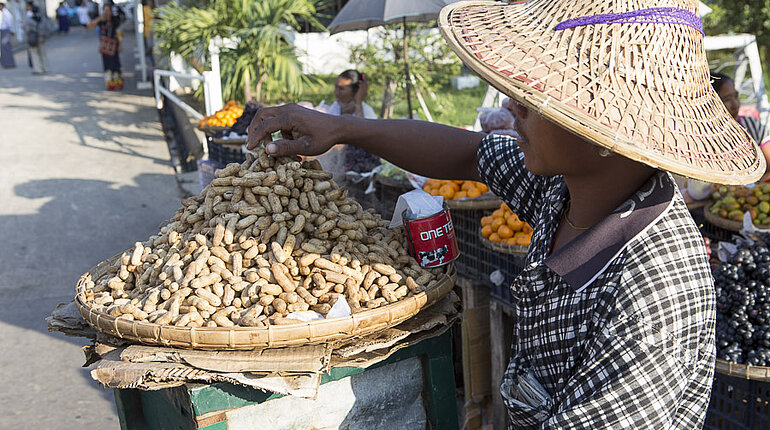 Noch ein Erdnussverkäufer auf dem Weg nach Mandalay