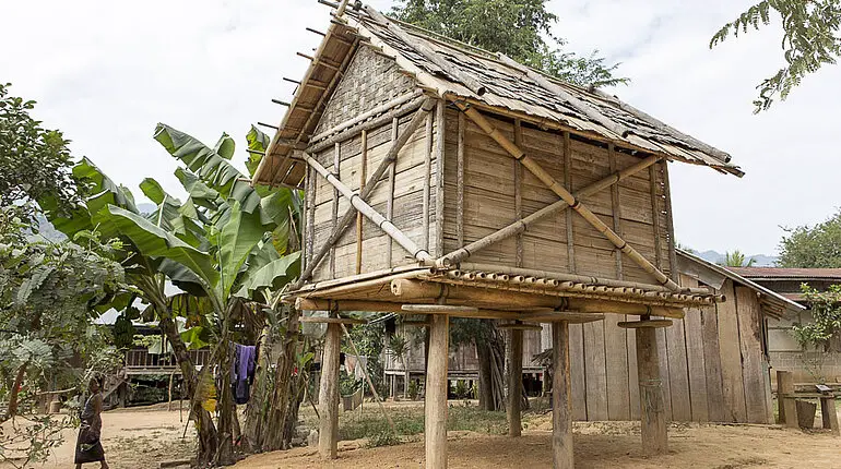 Haus im Dorf der Khmu in Laos