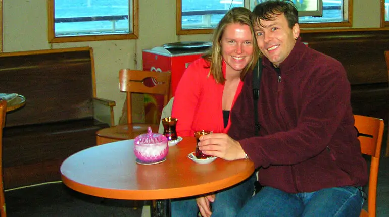 Lars und Anne im Fährcafé auf den Dardanellen.