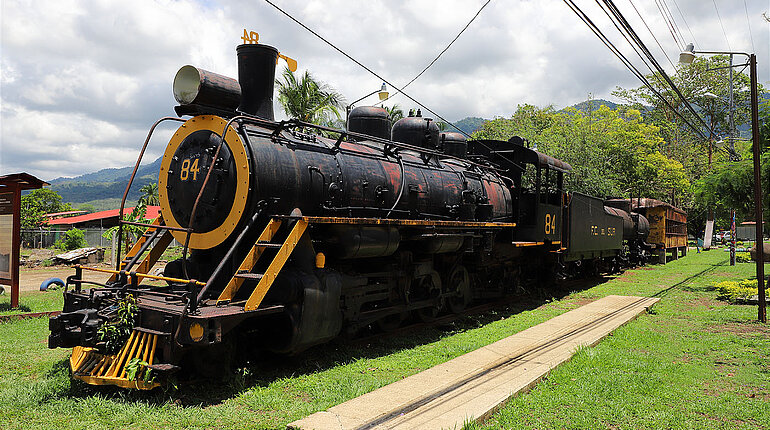 Die Lokomotive 84 im Parque de las Esferas