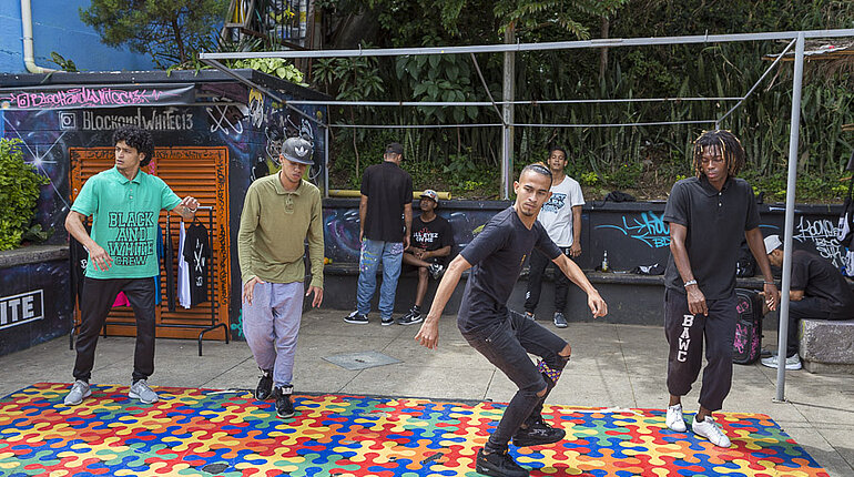Hip-Hop und Breakdance für Touristen bringen Arbeit in die Favela.