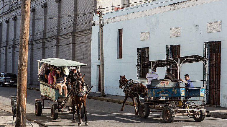 Pferdekutschen am Paseo del Prado von Cienfuegos