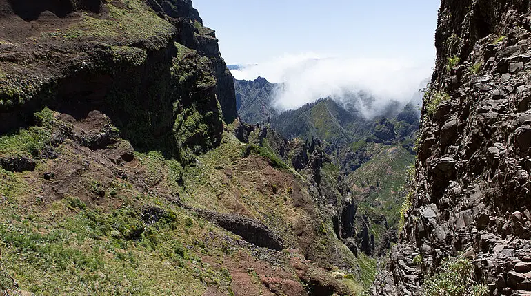 zerklüftete Felslandschaft unterhalb des Pico do Arieiro