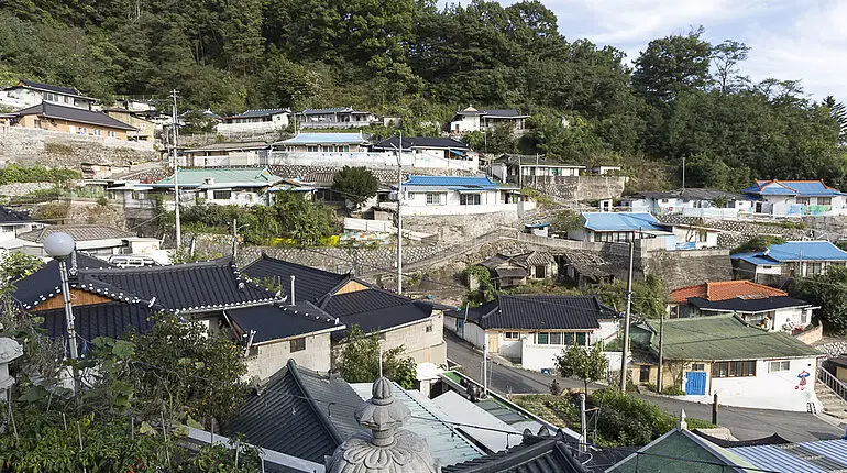 Blick über die Dächer vom Seongjingol Mural Village