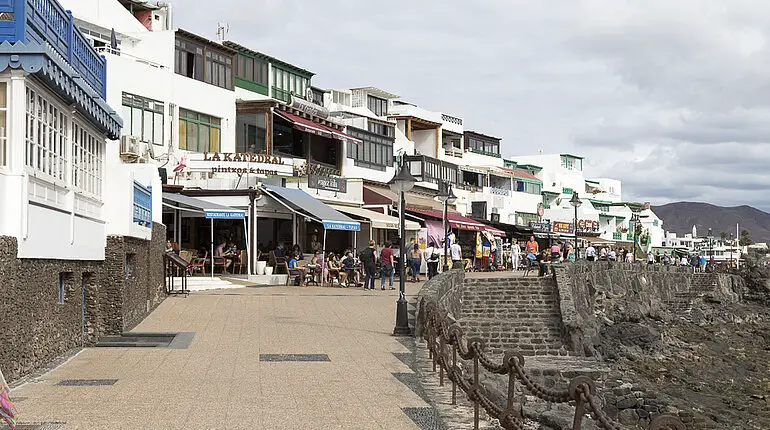 Läden und Restaurants an der Avenida in Playa Blanca