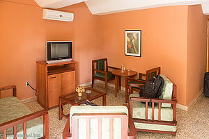 Blick ins Wohnzimmer im Bungalow vom Hotel Playa Larga