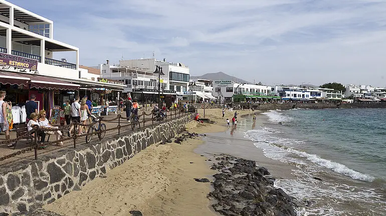 Ein schmaler Strand vor den Restaurants von Playa Blanca