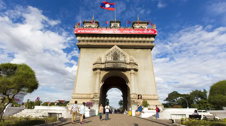 das Patuxay Monument in Vientiane mit fliegender Asiatin