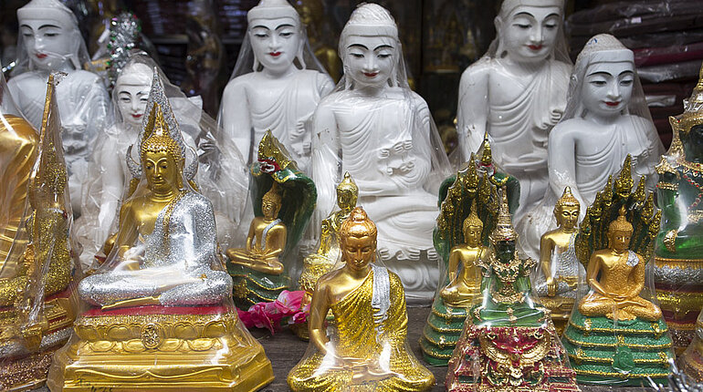 Buddha-Figuren für den Hausgebrauch - Markt in Mawlamyaing