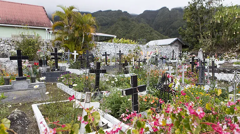 Üppige Blumen beim Cimetiere Paysager - Friedhof bei Hell-Bourg