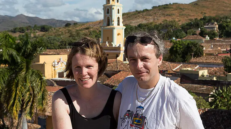 Anne und Lars mit dem Glockenturm im Hintergrund