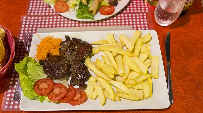 Fritten und Steak im Chez Noë bei Cilaos | La Réunion