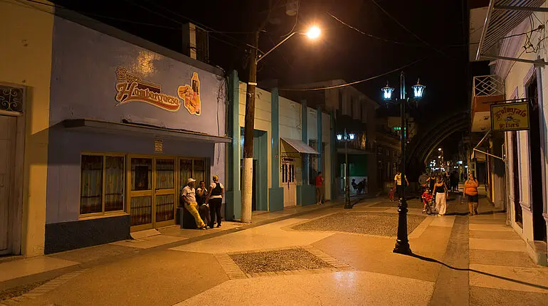 Nachts in der Calle General García von Bayamo