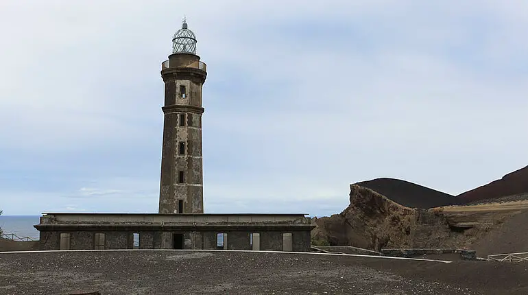 der alte Leuchtturm an der Ponta dos Capelinhos
