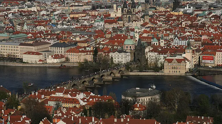 Blick über die Kleinseite und Karlsbrücke zur Prager Altstadt