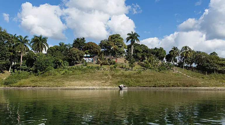 Traumhafte Landschaft beim Embalse Hanabanilla in Kuba