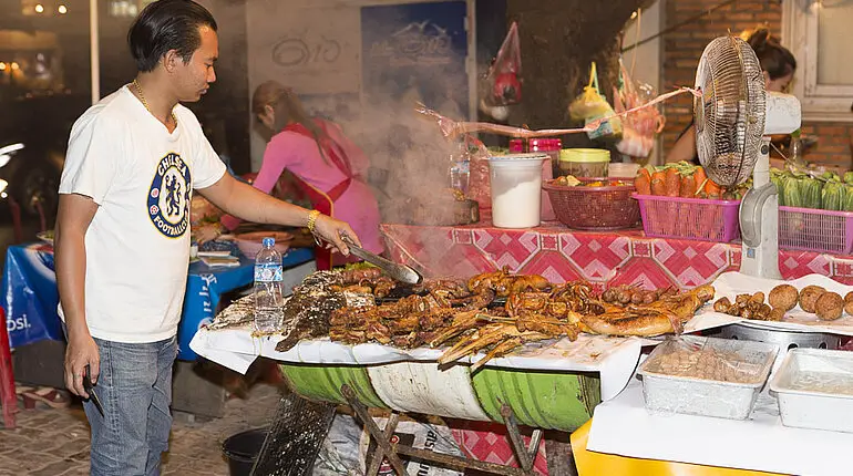Deftiges vom Grill auf dem Nachtmarkt von Vientiane