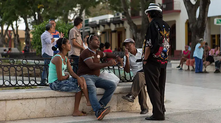 Kubaner treffen sich im Parque Cespedes