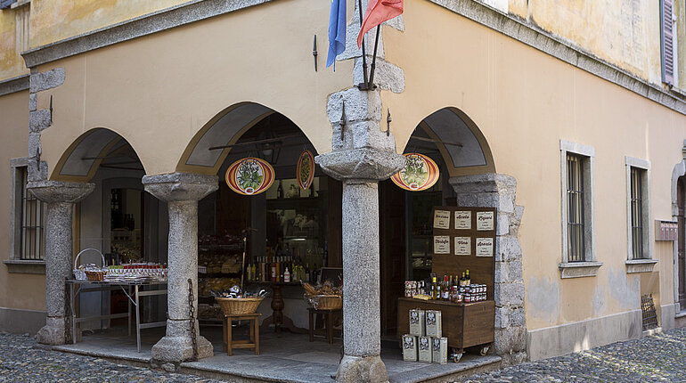 Ein italienischer Feinkostladen in Cannobio