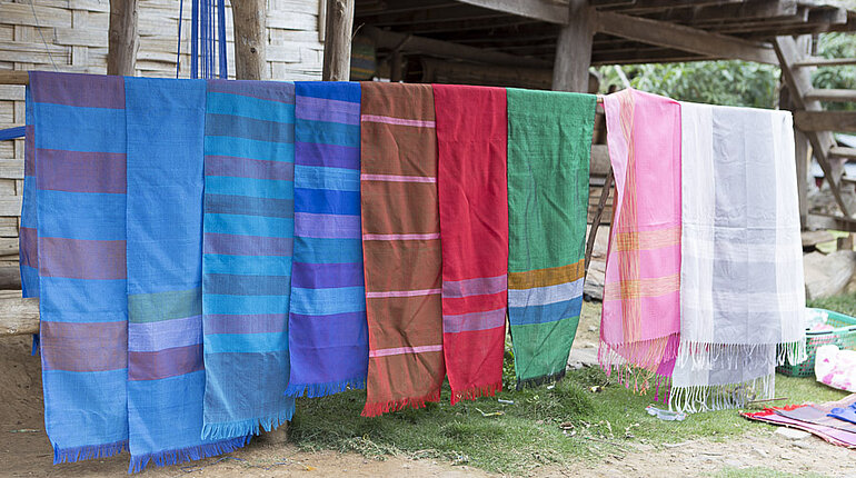 typische Schals im Dorf der Lao Loum am Mekong