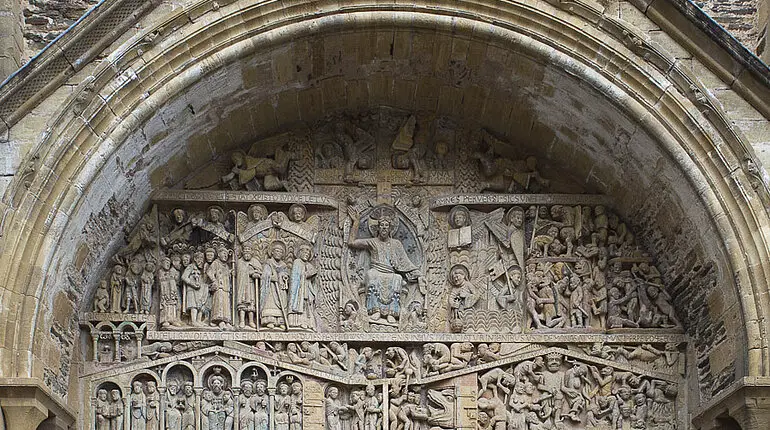Tympanon mit 124 in Stein gemeißelten Figuren der Abteikirche Sankt Fides von Conques