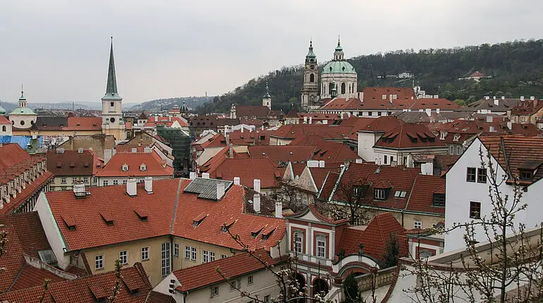Aussicht vom Ledebur Garten auf die roten Dächer Prags