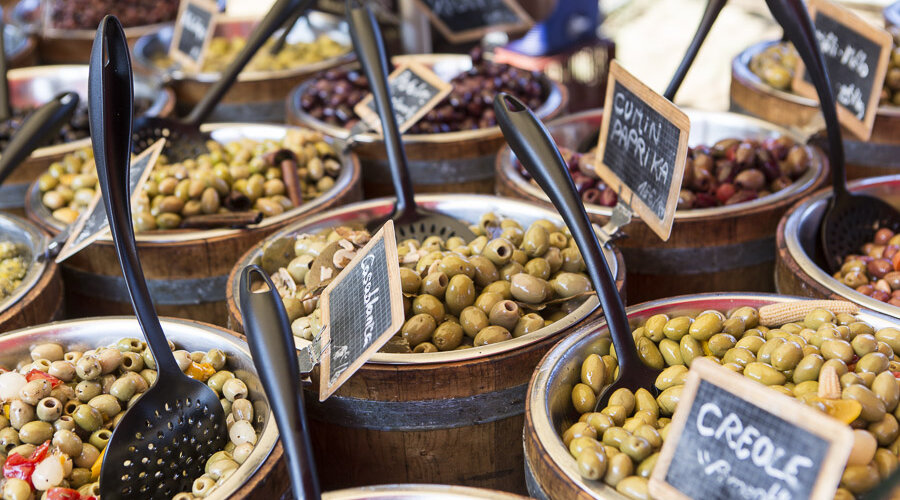 Oliven auf dem Markt von Saint-Pierre