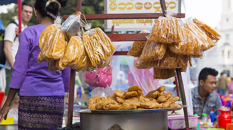 Frittiertes in den Garküchen von Yangon