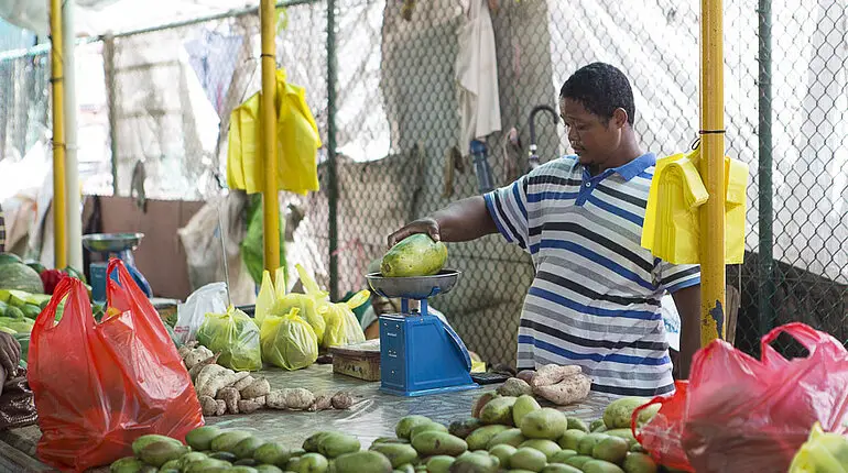 Mango und Papaya auf dem Markt von Victoria